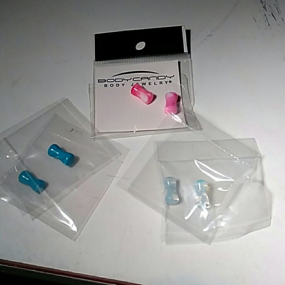 Bundle of 4 gauge (5mm) NEW plugs